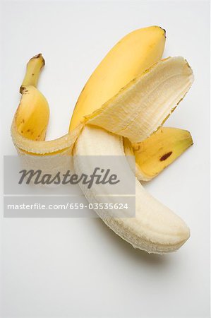 Eine halb geschälte Banane,