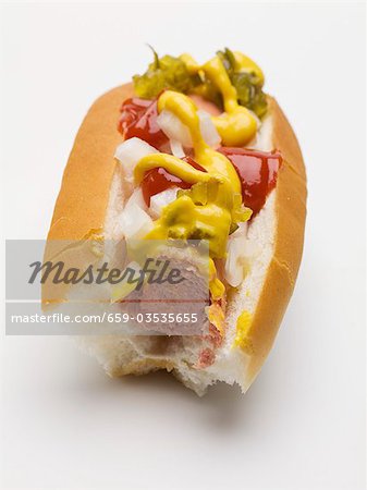Hot Dog mit Senf, Würze, Ketschup & Zwiebeln (teilweise gegessen)