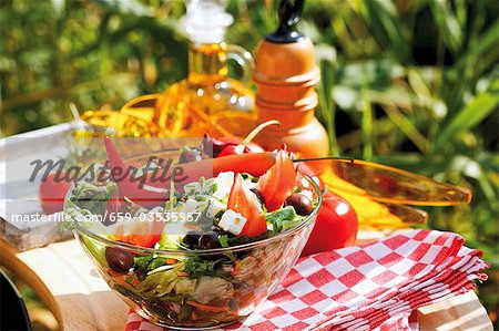 Salade grecque sur la table à l'extérieur