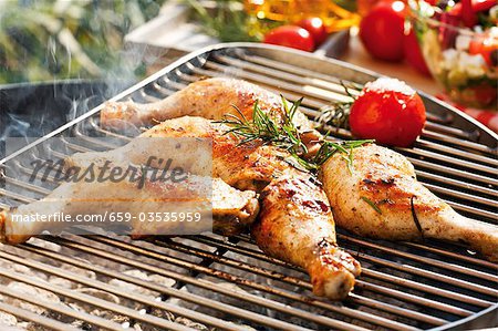 Barbecued chicken legs with rosemary and tomato