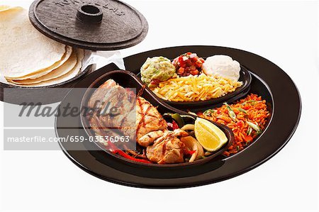 Chicken fajita with accompaniments and tortillas