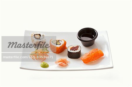 Sushi avec wasabi, gingembre et sauce de soja