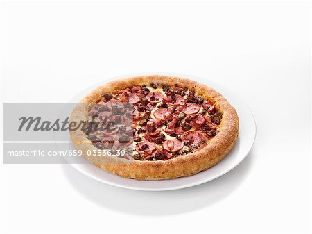 Pizza de viande hachée, de salami et de bacon