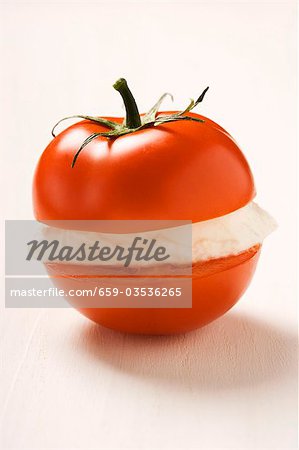 Tomate avec une tranche de mozzarella