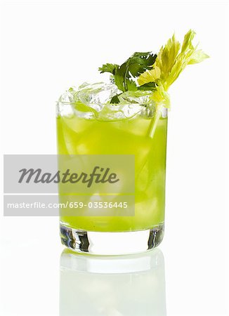 Cocktail de vodka citron vert avec garniture de céleri Cocktail de vodka citron vert avec garniture de céleri