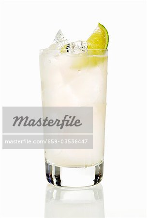 Vodka Cocktail dans un verre haut avec garniture de chaux Vodka Cocktail dans un verre haut avec garniture de chaux