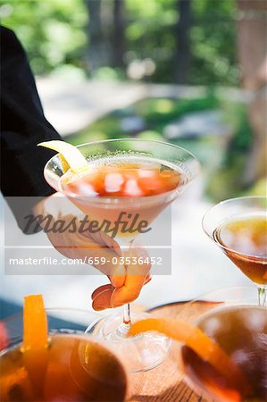 Mains tenant des Cocktails ; À l'extérieur