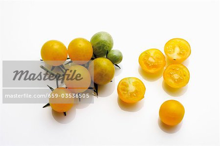Tomates jaunes entières ou coupées en deux