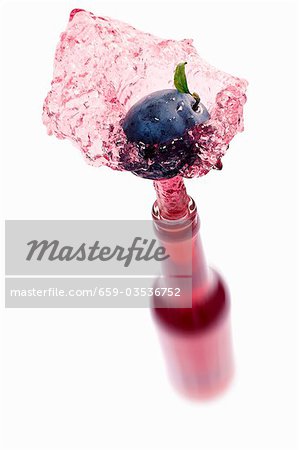 Éclaboussures de bouteille de jus de prune