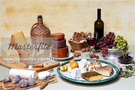 Fromage nature morte avec pain, fruits, olives, noix & vin rouge