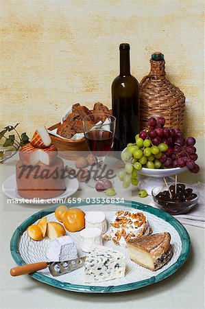 Stillleben mit Rotwein, Trauben, Nüsse, Brot & Oliven