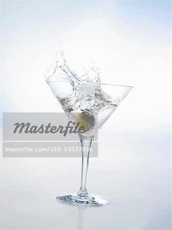 Martini mit grünen Oliven (Splash)