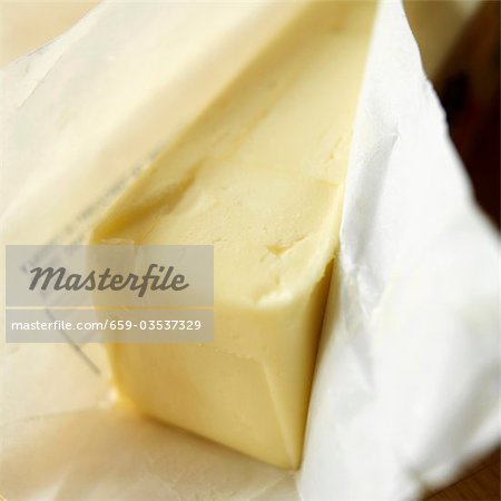 Partiellement emballé bâton de beurre