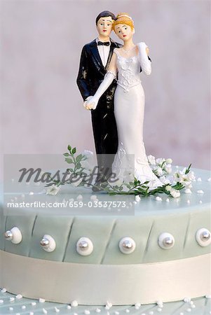 Hochzeitstorte mit Braut und Bräutigam Kuchen Spitzenwerken