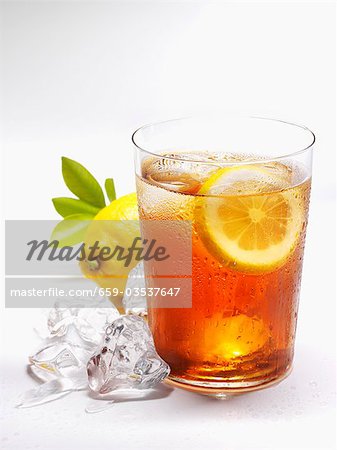 Verre de thé glacé avec des cubes de glace et de citron