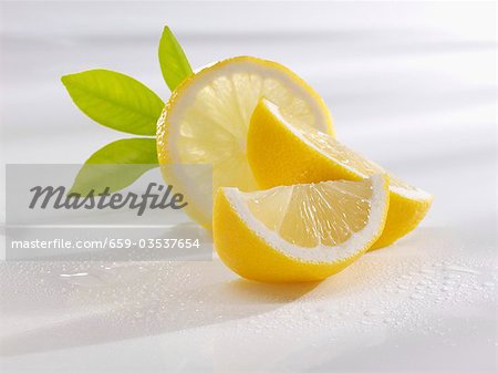 Tranche de citron et de quartiers de citron