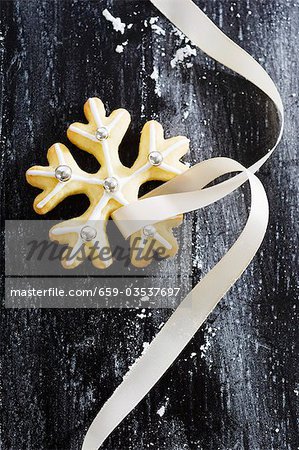 Biscuit de Noël avec les dragées argent et ruban Biscuit de Noël avec les dragées argent et ruban