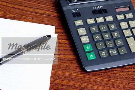 Calculatrice avec un stylo et du papier