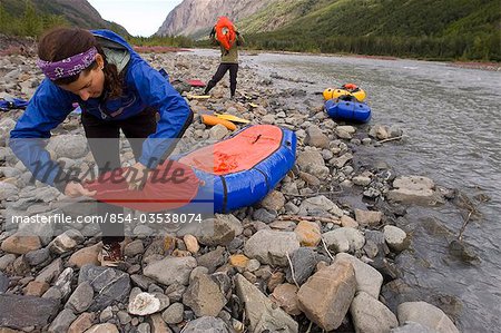 Deux femelles se prépare pour un pack rafting voyage vers le bas de la rivière Eagle à l'été de montagnes Chugach du centre-sud de l'Alaska