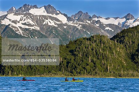Kayakistes sur Big River Lakes avec Tordillo montagnes en arrière-plan dans la redoute baie état critique Habitat durant l'été dans le centre-sud de l'Alaska