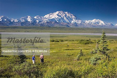 Junges Paar anzeigen Mount McKinley und der Alaskakette Denali Nationalpark, Alaska-Sommer