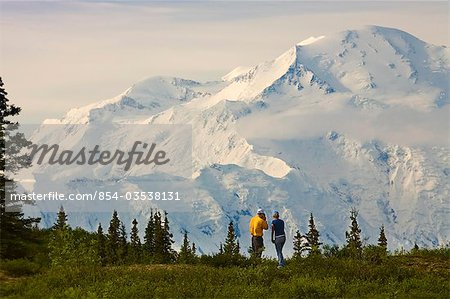 Jeune couple Découvre Mt McKinley et la chaîne de l'Alaska en été Parc National Denali en Alaska