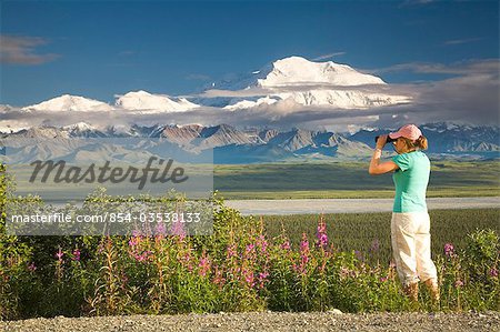 Touristique de la jeune femme vues Mt.McKinley et la chaîne de l'Alaska en été Parc National Denali en Alaska