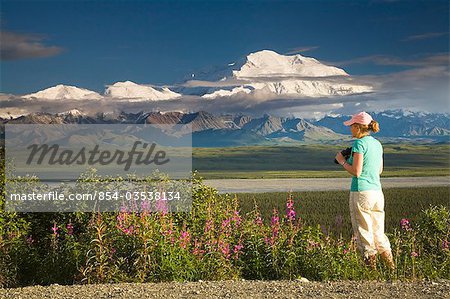 Junge Frau touristischen Ansichten Mt.McKinley und die Alaskakette im Denali Nationalpark, Alaska-Sommer