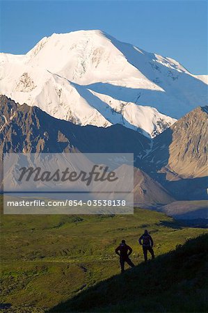 Zwei Wanderer anzeigen McKinley am Grassy Pass in der Nähe von Eielson Visitor Center Sommer Denali Nationalpark Alaska