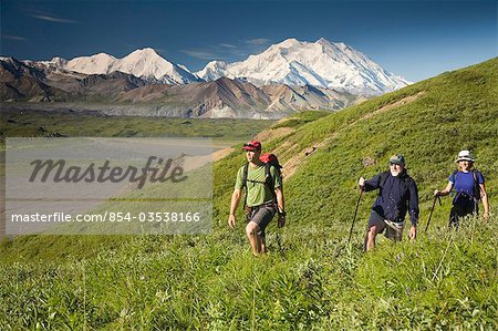 Famille de trois jours les randonneurs homme jeune couple et au col de Grassy avec MtMcKinley en arrière-plan l'Alaska Denali NP