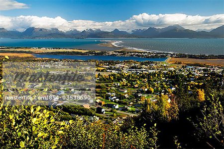 Vue panoramique donnant sur la ville d'Homère, l'isthme de Homer, Kachemak Bay et les montagnes de Kenai durant l'été dans le centre-sud de l'Alaska