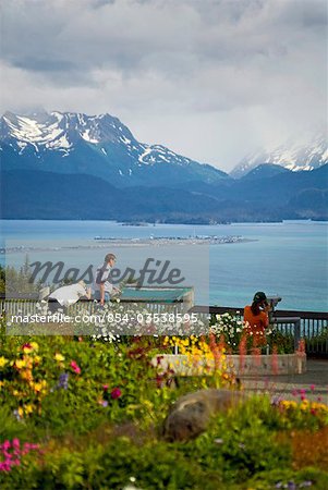 Touristes Découvre le paysage depuis le belvédère de Baycrest au-dessus de la baie de Kachemak & de broche de Homer avec les montagnes de Kenai en arrière-plan dans le centre-sud de l'Alaska au cours de l'été