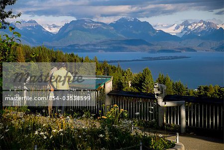 Touristes prennent des photos de la vue sur l'isthme de Homer, Kachemak Bay et les montagnes de Kenai de le Baycrest Overlook sur la route de Sterling, Alaska