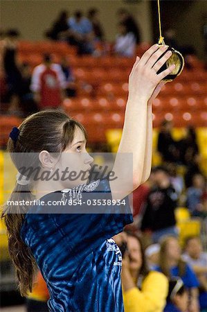 Fille tient le ballon pour une main atteindre 2006 Senior Native jeunes Jeux olympiques Alaska Anchorage