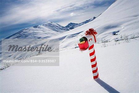 Boîte aux lettres blanche décorées pour note de Noël dans la neige hiver Hatcher Pass centre-sud de l'Alaska