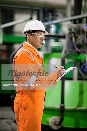 Ingenieur en usine avec le presse-papier