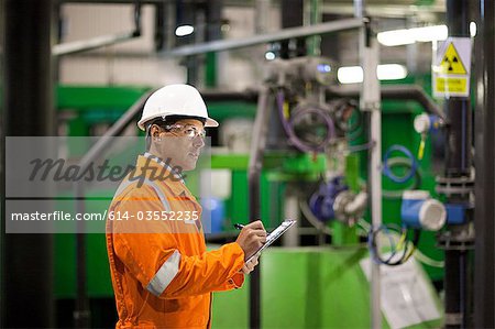 Ingenieur-Inspektion von Maschinen in der Fabrik