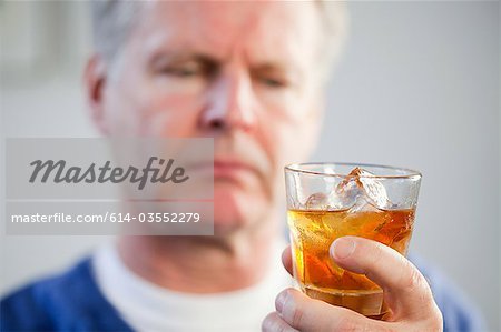 Homme avec le verre de whisky