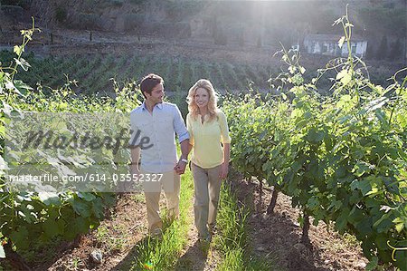 Couple dans un vignoble ensoleillé