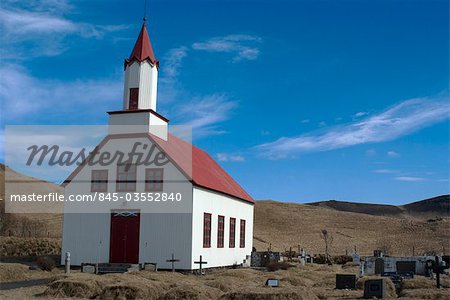 Traditionnelle église et le cimetière, près de Dyrholaey (promontoire côté falaise et plage de sable noire volcanique), sud de l'Islande