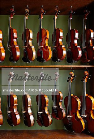 Geigen hängen in der Gitarrenbauer-Shop