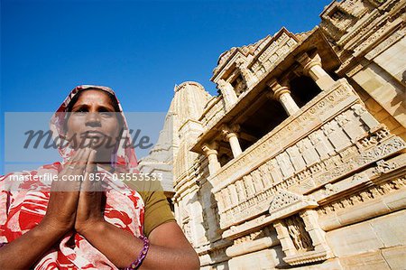 Femme debout dans une position de prière devant un temple, Temple de Shyam Kumbh, Chittorgarh, Rajasthan, Inde