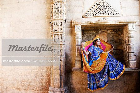 Femme posant dans un fort, Vijay Stambha Chittorgarh Fort, Chittorgarh, Rajasthan, Inde