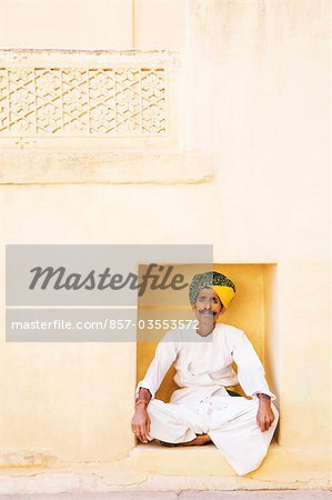 Homme assis en position du lotus dans un fort, Fort de Meherangarh, Jodhpur, Rajasthan, Inde