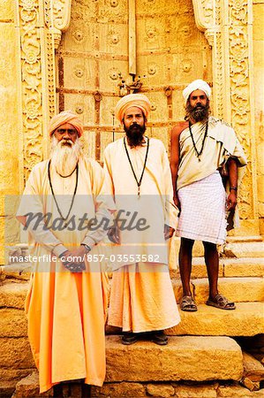 Portrait de trois sadhus, debout devant un bâtiment, Jaisalmer, Rajasthan, Inde