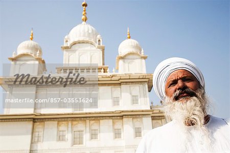 Vue d'angle faible d'un homme avec gurudwara dans le fond, le Temple Sikh, Gwalior, Madhya Pradesh, Inde