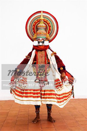 Gros plan d'un homme kathakali danse