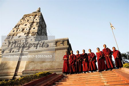 Mönche standing together, Mahabodhi Tempel, Bodhgaya, Gaya, Bihar, Indien