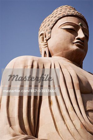 Low Angle View of eine Statue von Buddha, der große Buddha-Statue, Bodhgaya, Gaya, Bihar, Indien