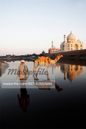 Sadhu debout dans la rivière avec le mausolée de l'arrière-plan, Taj Mahal, Agra, Uttar Pradesh, Inde